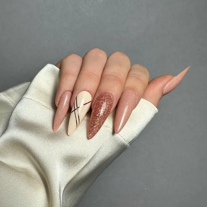 Zdjęcie Jak zrobić paznokcie tytanowe - uniknij najczęstszych błędów w manicure